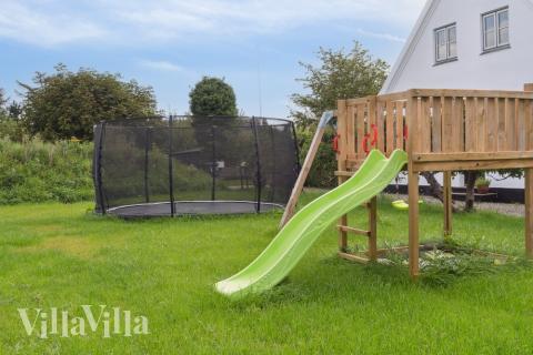 I det attraktive aktivitesrum i luksushus nr. 588 i Lolland/Falster/Møn  er der masser af udendørs aktiviteter, f.eks. legetårn og gynge