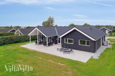 Dette skønne poolhus nr. 588 med plads til 14 personer ligger i Lolland/Falster/Møn