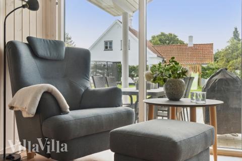 Sofaen i luksushus 588 i Lolland/Falster/Møn indbyder til brætspil eller at se en film sammen.