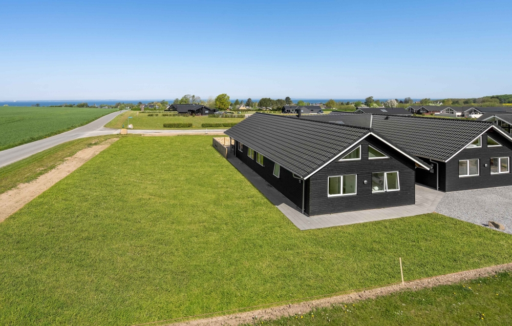 I Fyn og øer ligger dette fine poolhus nr. 548 med plads til 20 personer.