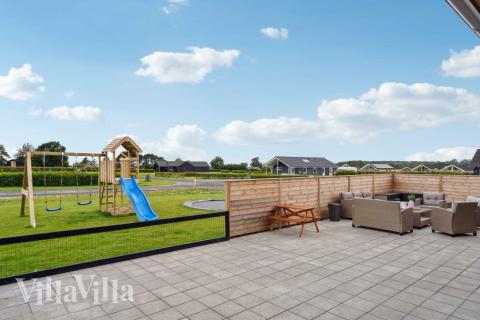 Nyd en grillaften på terrassen i luksushus nr. 548 i Fyn og øer