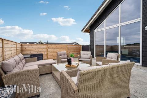Luksushus nr. 548 har en dejlig terrasse med gode havemøbler til 20 personer.