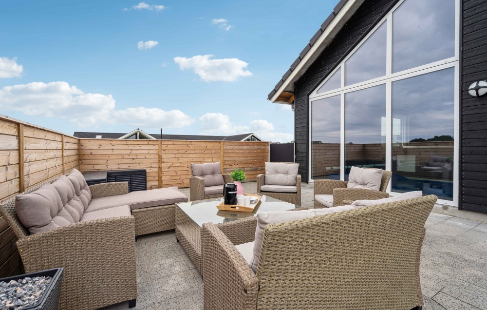 Luksushus nr. 548 har en dejlig terrasse med gode havemøbler til 20 personer.
