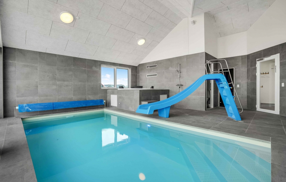 Sommerhus 548 er indrettet med en lækker poolafdeling med vandrutsjebane, dejlig stor indbygget spabad og sauna