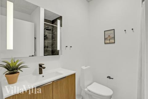 Der er bad med brus i luksushus nr. 603 til 12 personer.