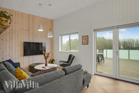 Sofaen i luksushus 603 i Limfjorden indbyder til brætspil eller at se en film sammen.