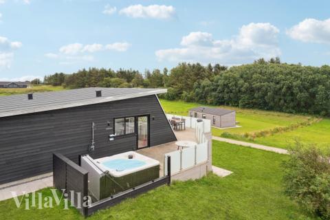 Der er spabad og 4 soveværelser i luksushus nr. 603.