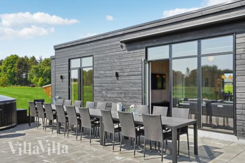 Luksushus nr. 604 har en dejlig terrasse med gode havemøbler til 16 personer.