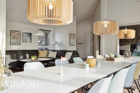 Det store lyse opholdrum i luksushus nr. 605 til 24.