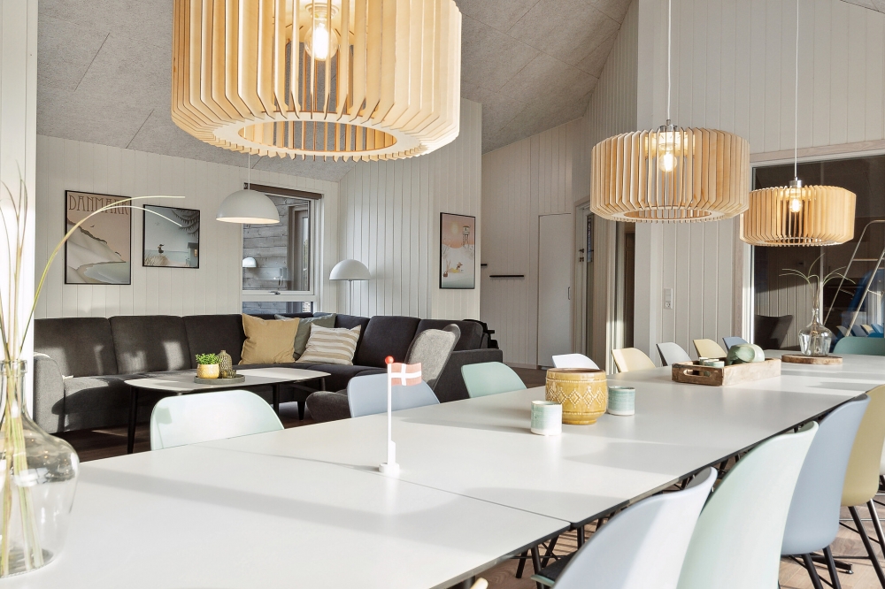 Det store lyse opholdrum i luksushus nr. 605 til 24.