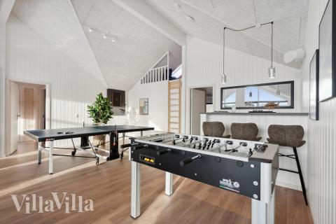 Luksushus 605 til 24 personer byder på et stort aktivitetsrum med bl.a. billard og dart