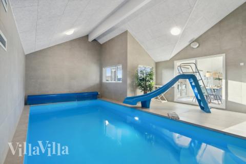 Sommerhus 605 er indrettet med en lækker poolafdeling med vandrutsjebane, dejlig stor indbygget spabad og sauna