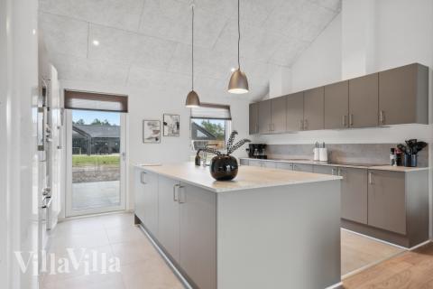 Køkkenet i luksushus nr. 608 er udstyrret, så I let kan lave mad til 26 personer.