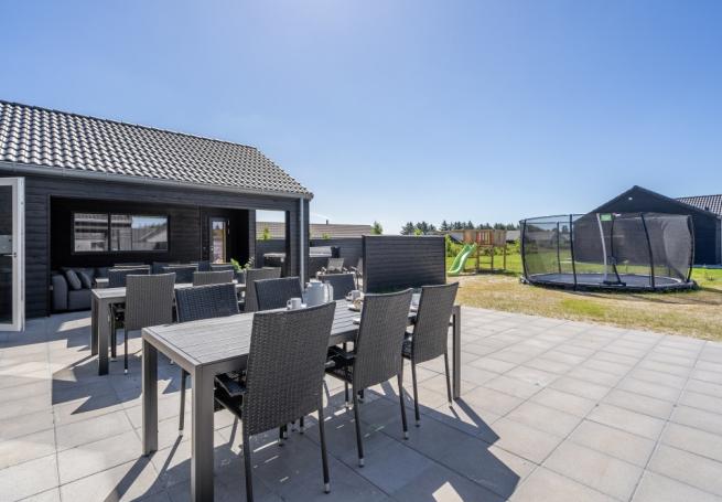 Luksushus nr. 608 har en dejlig terrasse med gode havemøbler til 26 personer.