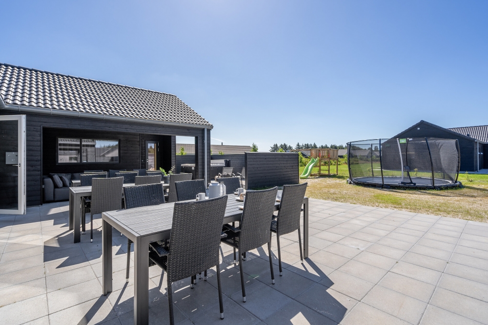 Luksushus nr. 608 har en dejlig terrasse med gode havemøbler til 26 personer.