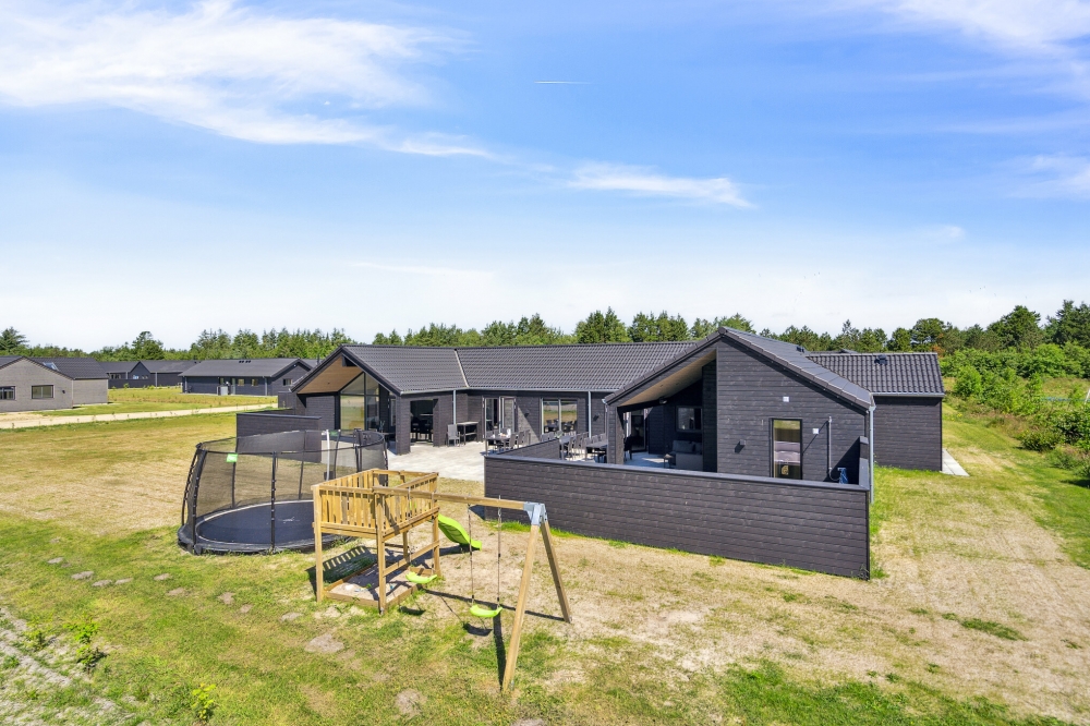 Dette skønne poolhus nr. 608 med plads til 26 personer ligger i Vestjylland