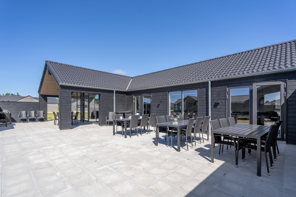 På terrassen i sommerhus nr. 608 er der plads til 26 personer.