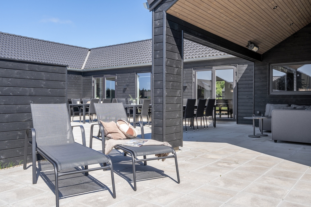 Nyd en grillaften på terrassen i luksushus nr. 608 i Vestjylland