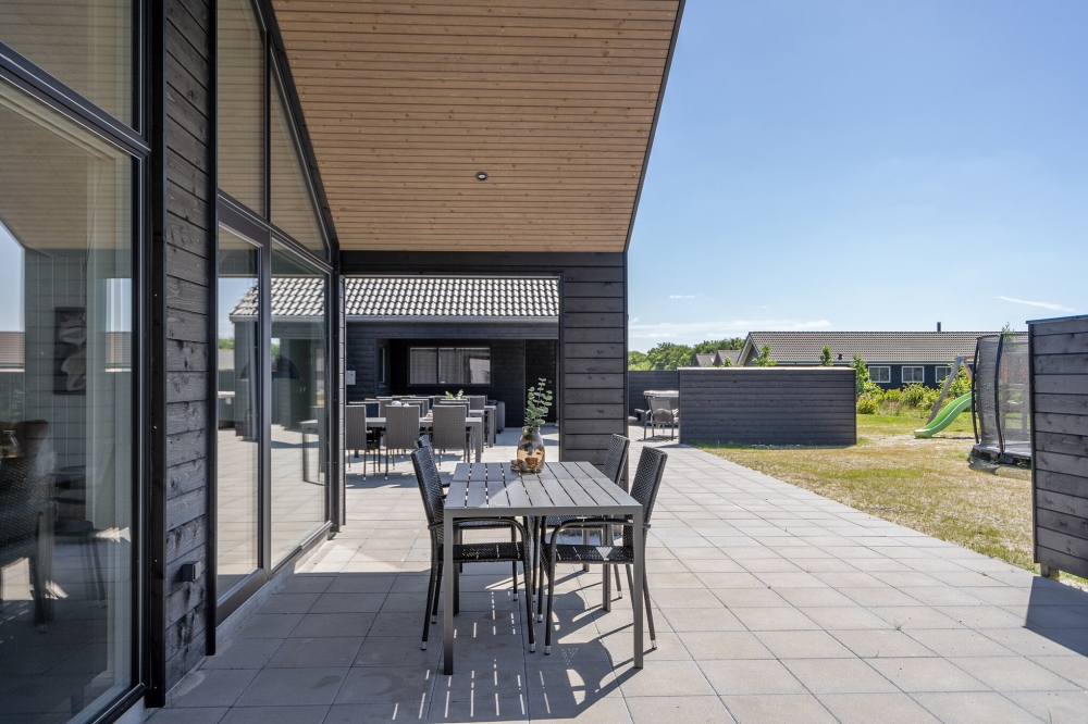 Stor terrasse ved luksushus nr. 608 i Vestjylland.