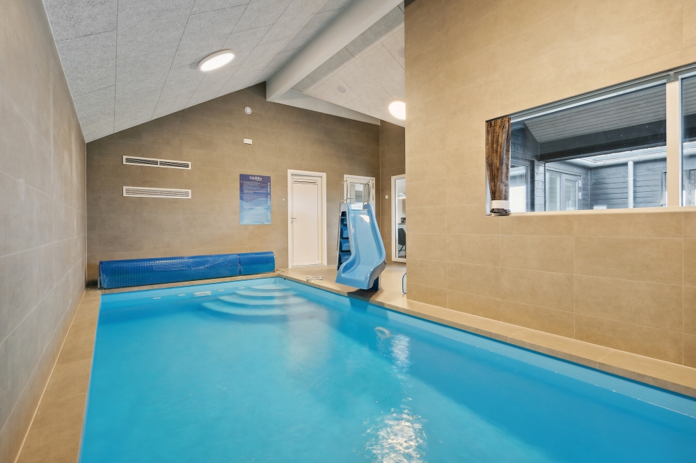 Sommerhus 609 er indrettet med en lækker poolafdeling med vandrutsjebane, dejlig stor indbygget spabad og sauna