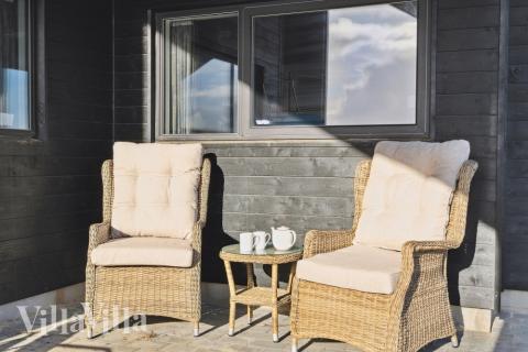 Nyd en grillaften på terrassen i luksushus nr. 609 i Vestjylland