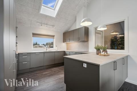 Køkkenet i luksushus nr. 610 er udstyrret, så I let kan lave mad til 18 personer.