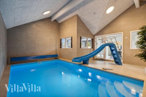 Sommerhus 610 er indrettet med en lækker poolafdeling med vandrutsjebane, dejlig stor indbygget spabad og sauna