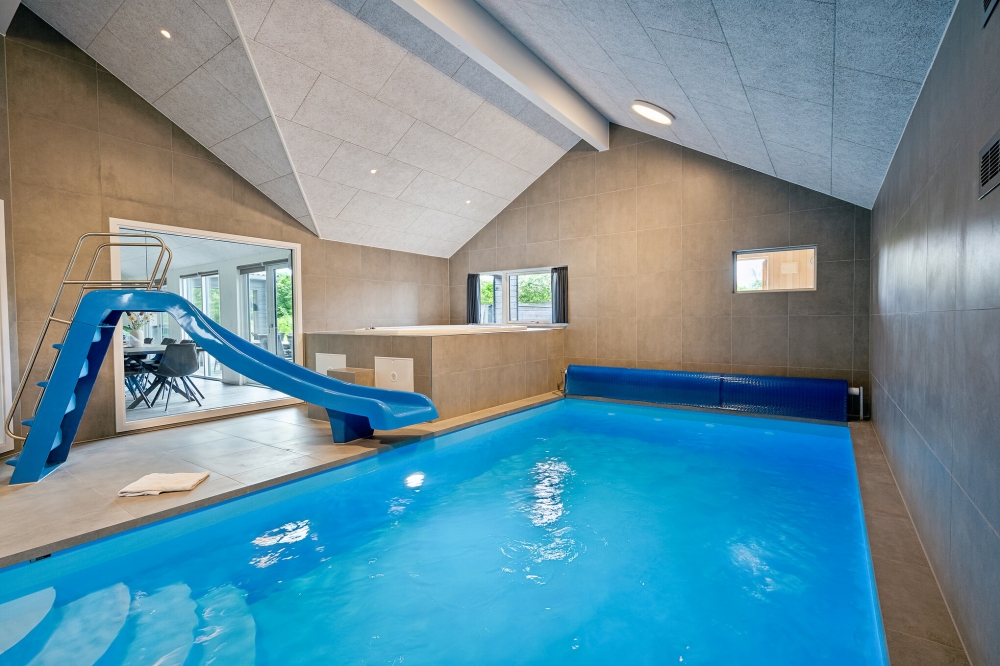 Sommerhus 611 er indrettet med en lækker poolafdeling med vandrutsjebane, dejlig stor indbygget spabad og sauna