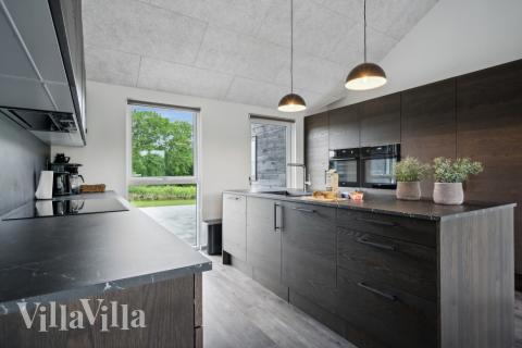 Køkkenet i luksushus nr. 611 er udstyrret, så I let kan lave mad til 20 personer.