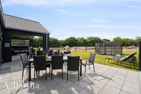 Nyd en grillaften på terrassen i luksushus nr. 611 i Sydjylland