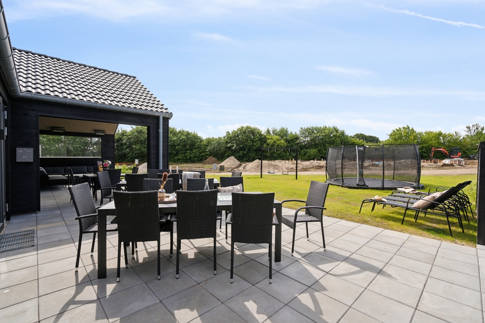 Nyd en grillaften på terrassen i luksushus nr. 611 i Sydjylland