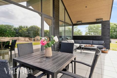 På terrassen i sommerhus nr. 611 er der plads til 20 personer.