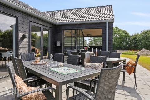 Luksushus nr. 611 har en dejlig terrasse med gode havemøbler til 20 personer.