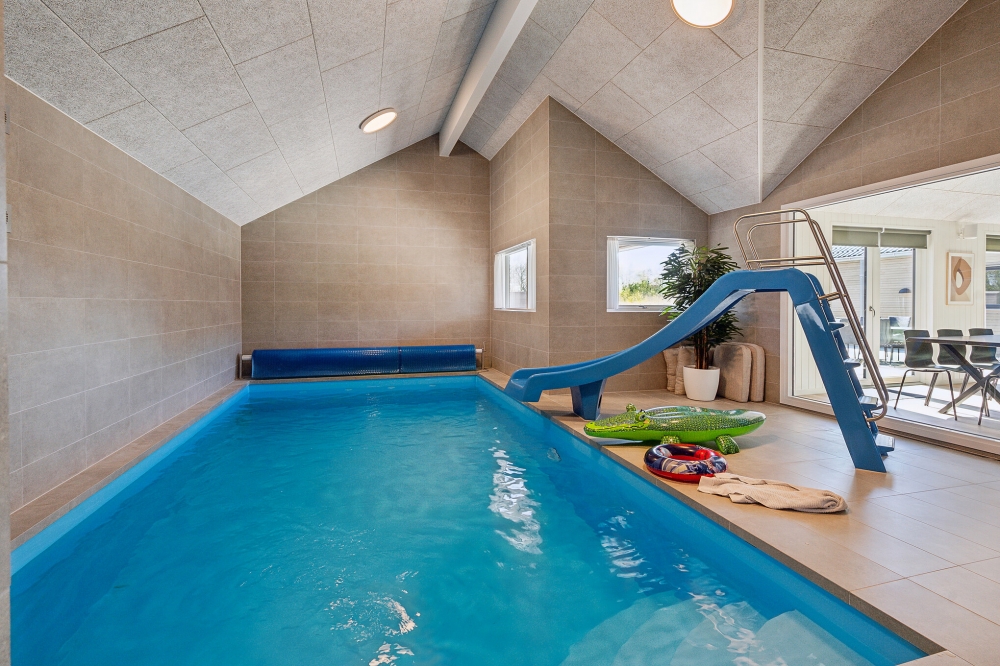 Sommerhus 612 er indrettet med en lækker poolafdeling med vandrutsjebane, dejlig stor indbygget spabad og sauna