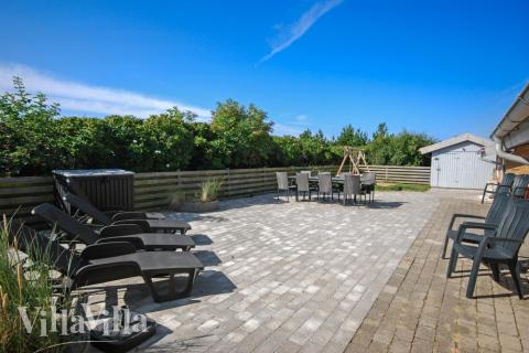 Nyd en grillaften på terrassen i luksushus nr. 613 i Vestjylland