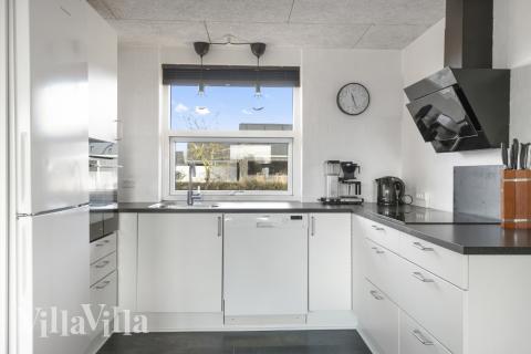 Køkkenet i luksushus nr. 613 er godt indrettet.