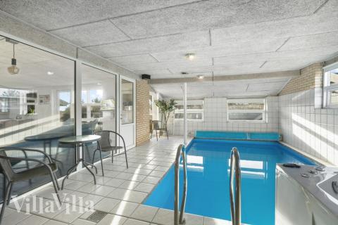 Sommerhus 613 er indrettet med en lækker poolafdeling med vandrutsjebane, dejlig stor indbygget spabad og sauna