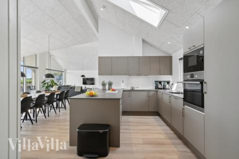 Køkkenet i luksushus nr. 614 er udstyrret, så I let kan lave mad til 16 personer.