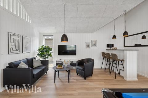 Aktivitetsrum i luksushus nr. 614 med 6 soveværelser og plads til 16 personer.