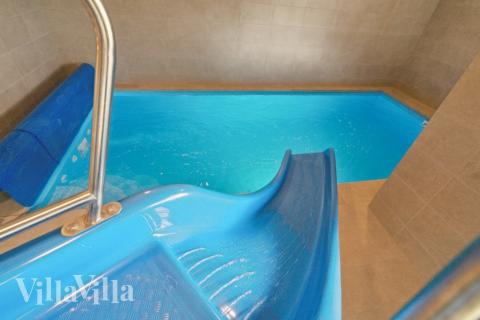 Sommerhus 614 er indrettet med en lækker poolafdeling med vandrutsjebane, dejlig stor indbygget spabad og sauna