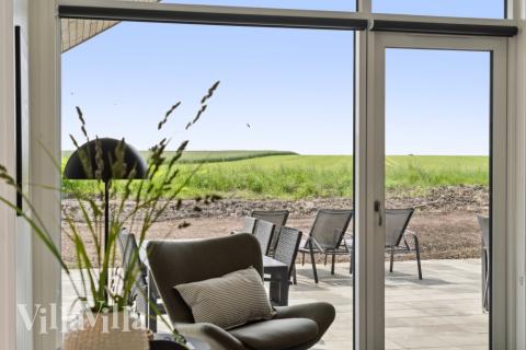 Der er mulighed for hygge i sommerhusets sofaarrangement, når I besøger luksushus nr. 614