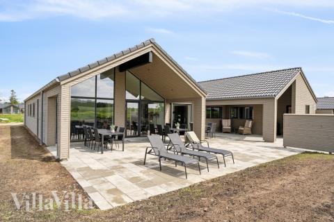 Luksushus nr. 614 har en dejlig terrasse med gode havemøbler til 16 personer.