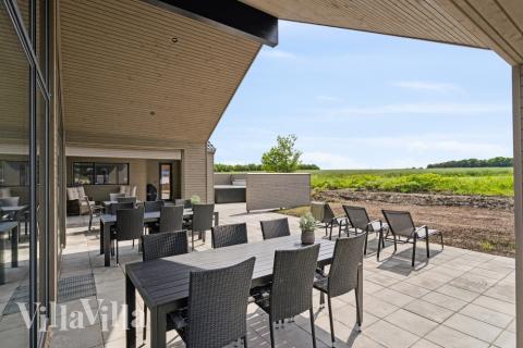 Nyd en grillaften på terrassen i luksushus nr. 614 i Fyn og øer