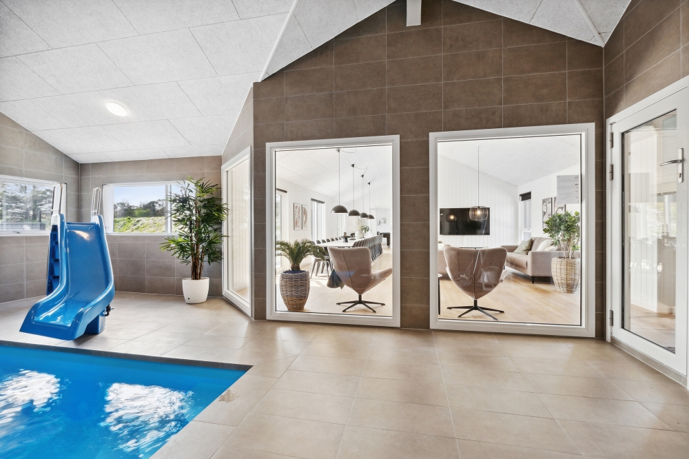 Sommerhus 615 er indrettet med en lækker poolafdeling med vandrutsjebane, dejlig stor indbygget spabad og sauna
