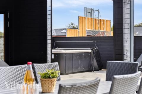 Stor terrasse ved luksushus nr. 615 i Nordjylland.