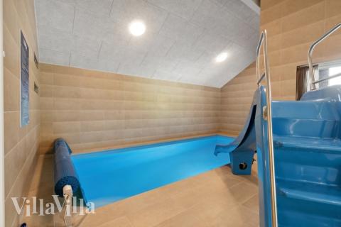 Sommerhus 616 er indrettet med en lækker poolafdeling med vandrutsjebane, dejlig stor indbygget spabad og sauna