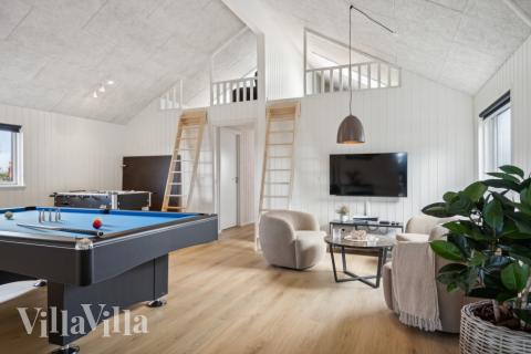 Luksushus 617 til 14 personer byder på et stort aktivitetsrum med bl.a. billard og dart