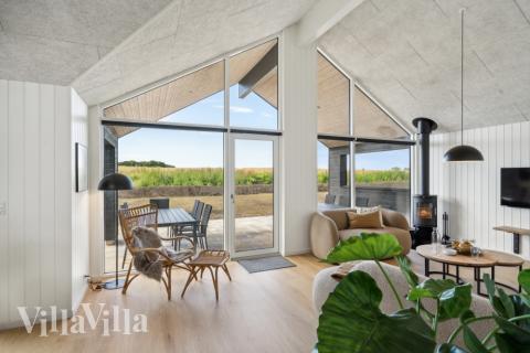 Sofaen i luksushus 617 i Fyn og øer indbyder til brætspil eller at se en film sammen.