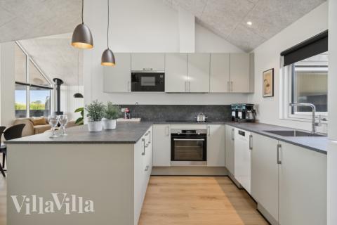 Køkkenet i luksushus nr. 617 er udstyrret, så I let kan lave mad til 14 personer.