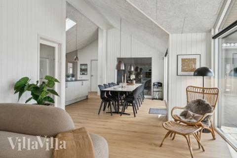 Det store lyse opholdrum i luksushus nr. 617 til 14.